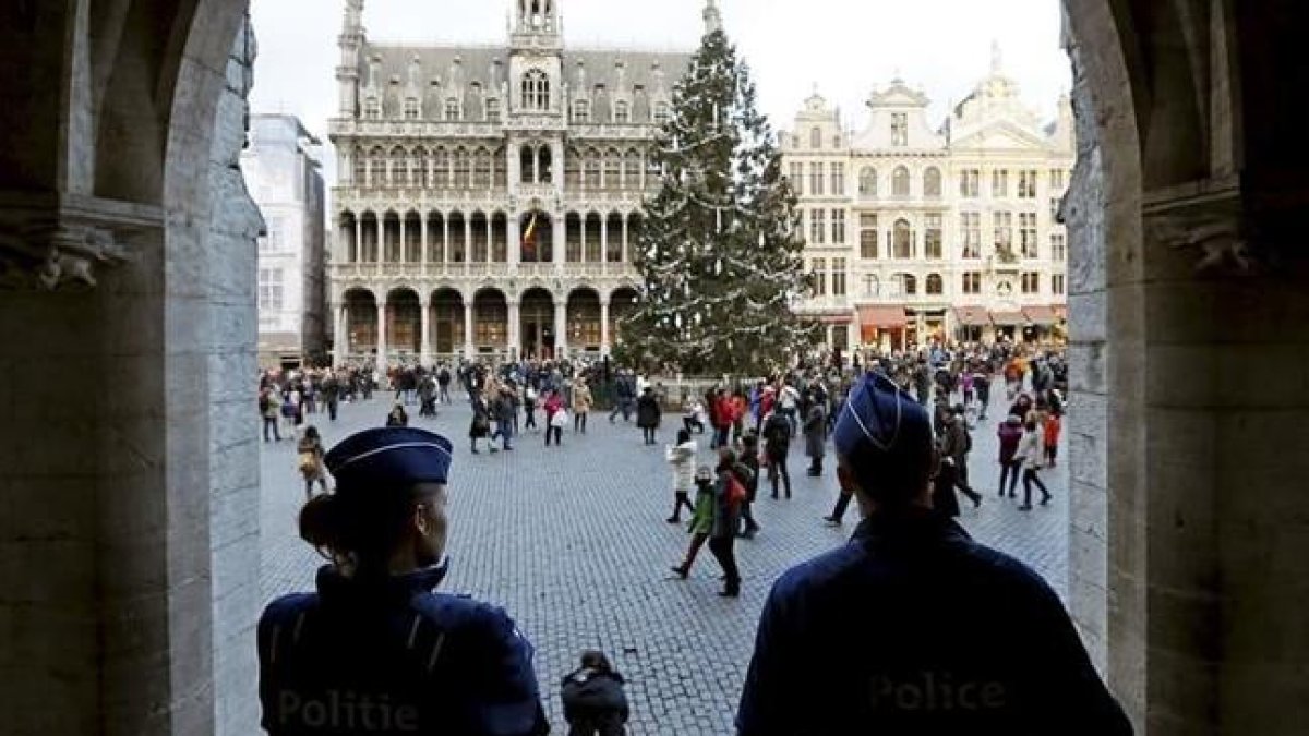 La policía belga vigila la Grand Place de Bruselas.-FRANCOIS LENOIR / REUTERS