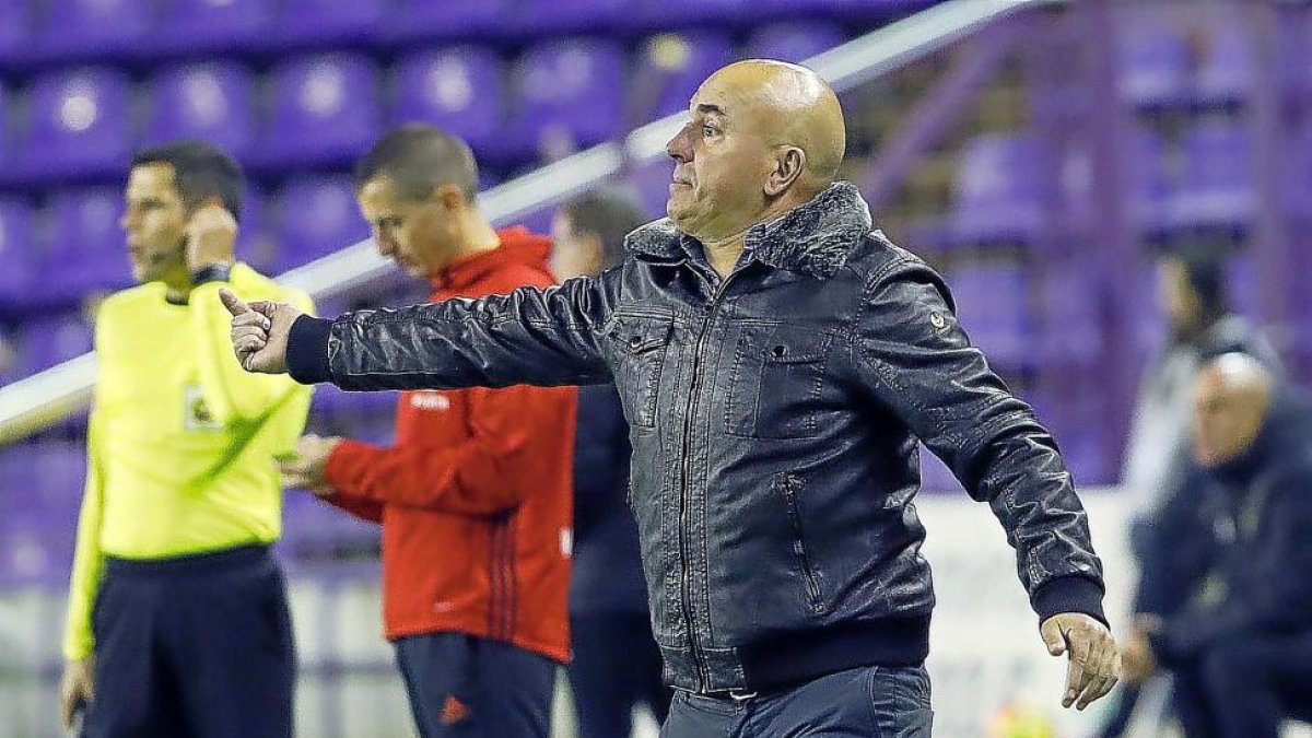Luis César da órdenes a los jugadores junto al banquillo de Zorrilla.-J. M. LOSTAU