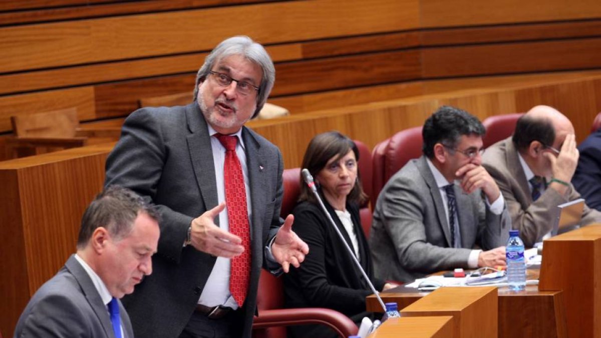 Los procuradores del Grupo Mixto, José María González y Alejandro Valderas, en el Pleno de las Cortes de Castilla y León-Ical