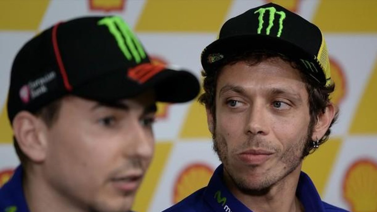 El piloto español Jorge Lorenzo junto al italiano Valentino Rossi, en la rueda de prensa previa al Gran Premio de Sepang.-AFP / MANAN VATSYAYANA