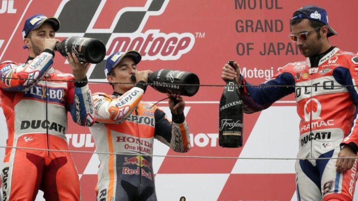 Andrea Dovizioso, Marc Márquez y Danilo Petrucci, en el podio del GP de Japón.-EFE / KIMIMASA MAYAMA