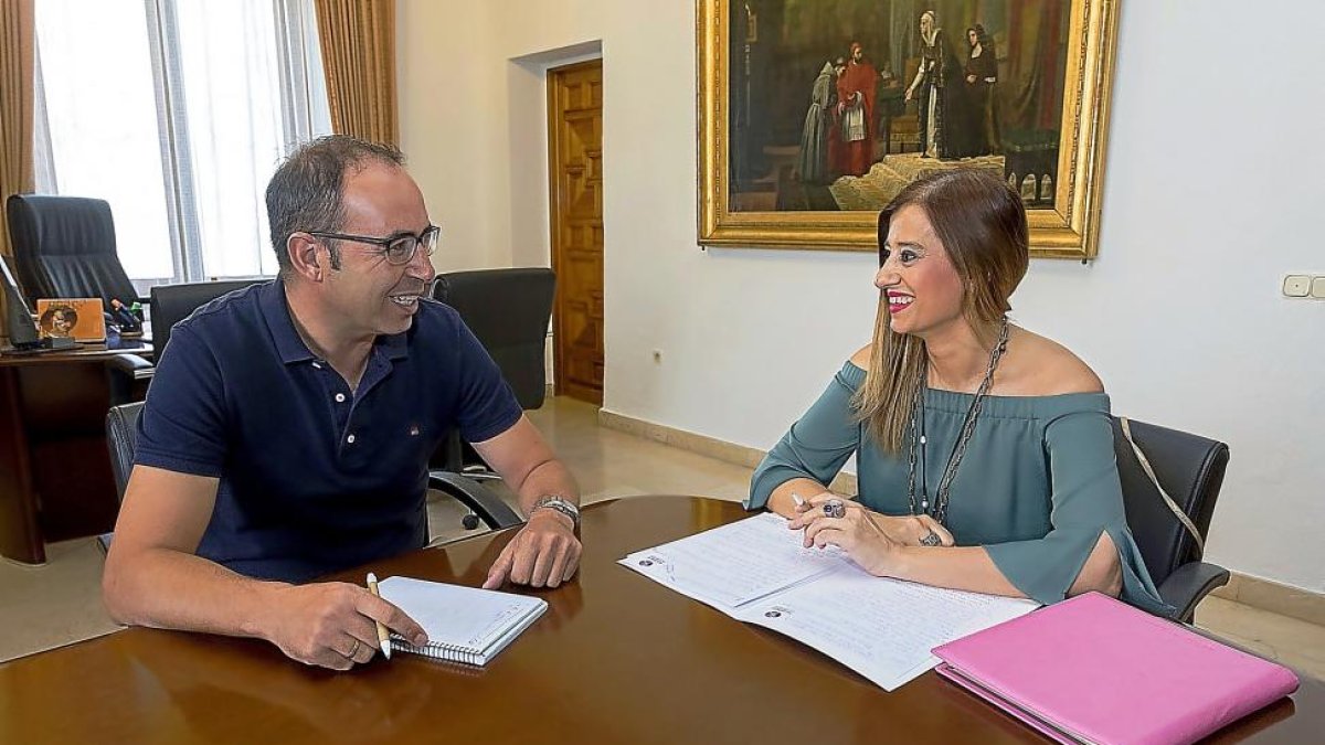 Víctor Alonso y María José Hernández ayer, durante el encuentro.-EL MUNDO