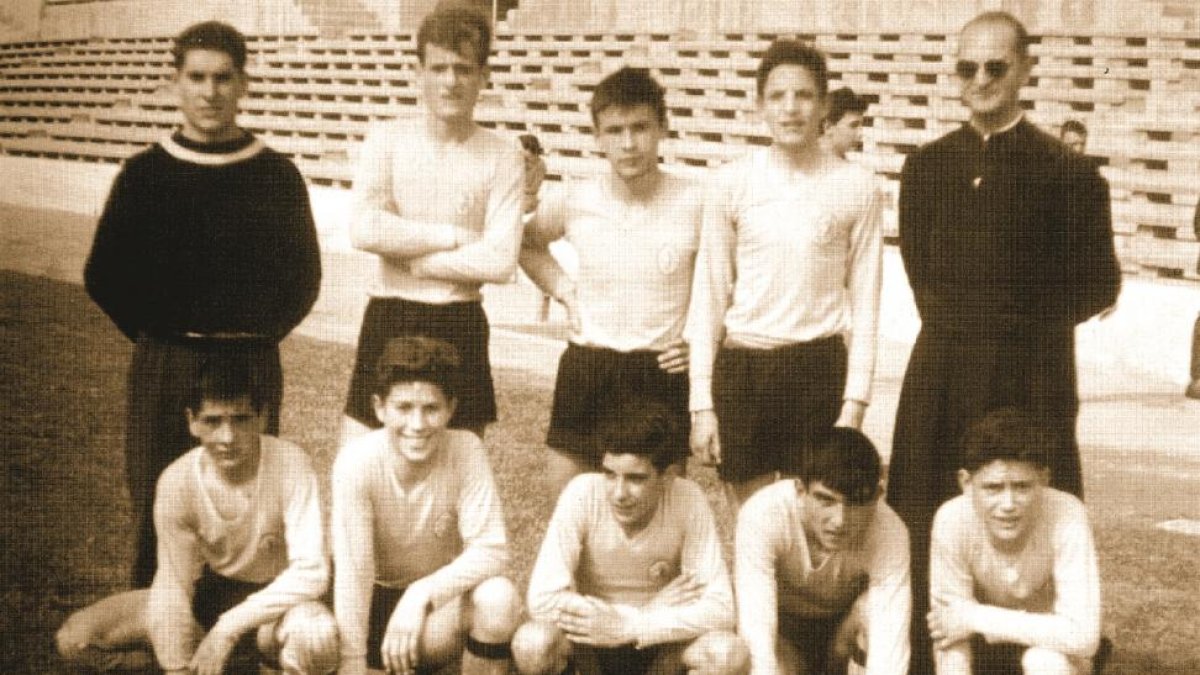 El Padre Georges Bernès, a la derecha, junto al equipo subcampeón de España infantil formado por Benedí, los hermanos Zarzuela, Del Pino, Grau, Arenal, Camarero, Beltrán, Tabarés y Santana .-EL MUNDO