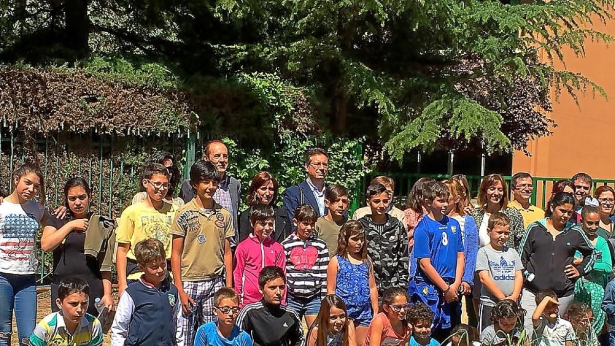 Estudiantes durante el I Encuentro de Huertos Escolares por el Día Mundial del Medio Ambiente-EL MUNDO