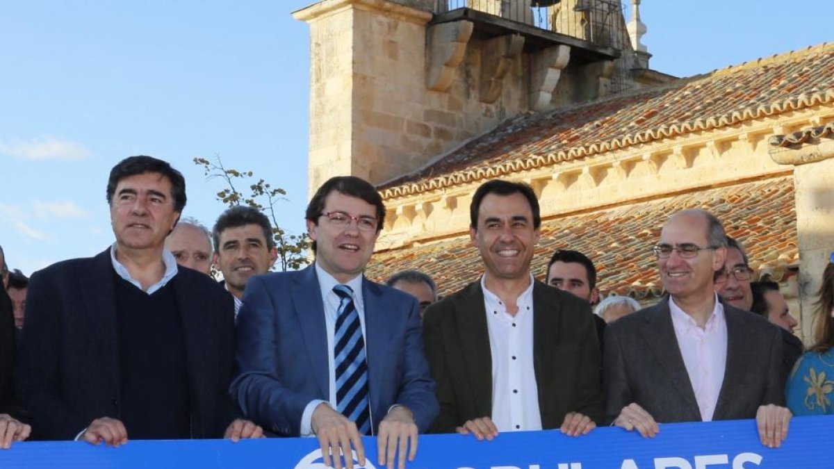 El vicesecretario de Organización del Partido Popular, Fernando Martínez-Maíllo, presenta la campaña 'Mi pueblo no se cierra', en defensa de los pequeños municipios españoles, en la localidad Salmantino de Almenara de Tormes. En la imagen junto a José Ant-ICAL