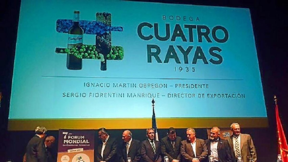 Varios representantes del sector, durante la votación.-E. M.