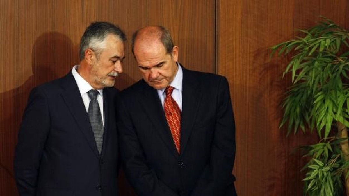 José Antonio Griñán y Manuel Chaves conversan en Sevilla, en abril del 2009.-REUTERS / MARCELO DEL POZO