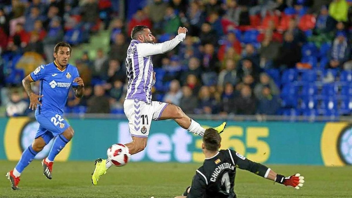 Verde salta ante la salida de Chichizola y no puede aprovechar el pase de Leo Suárez.-PHOTO-DEPORTE