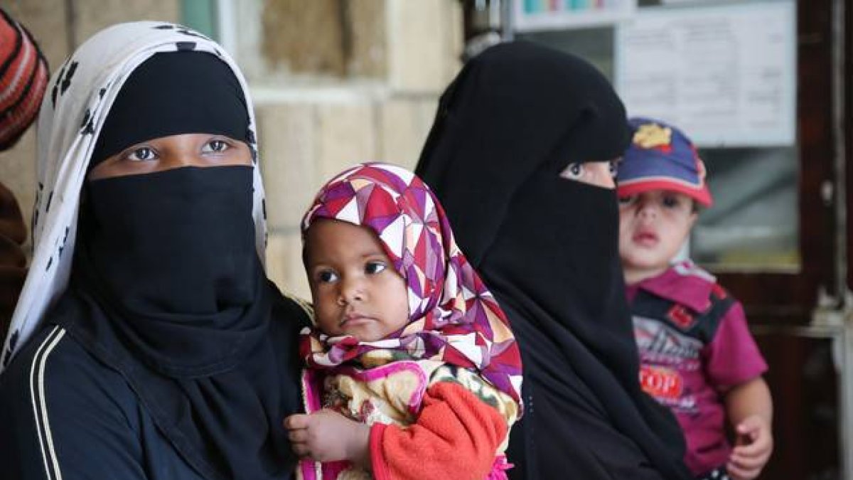 Una mujer yemení sostiene en brazos a su hija, en Saná.-Foto: Abeer Etefa / AP / ABEER ETEFA