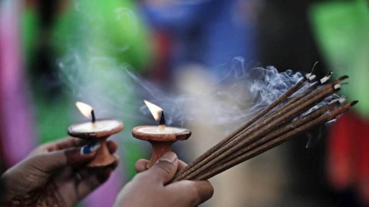 Una mujer nepalí hindú prende incienso al rezar una oración para una vida larga y llena de amor.-Foto: EFE / NARENDRA SHRESTHA