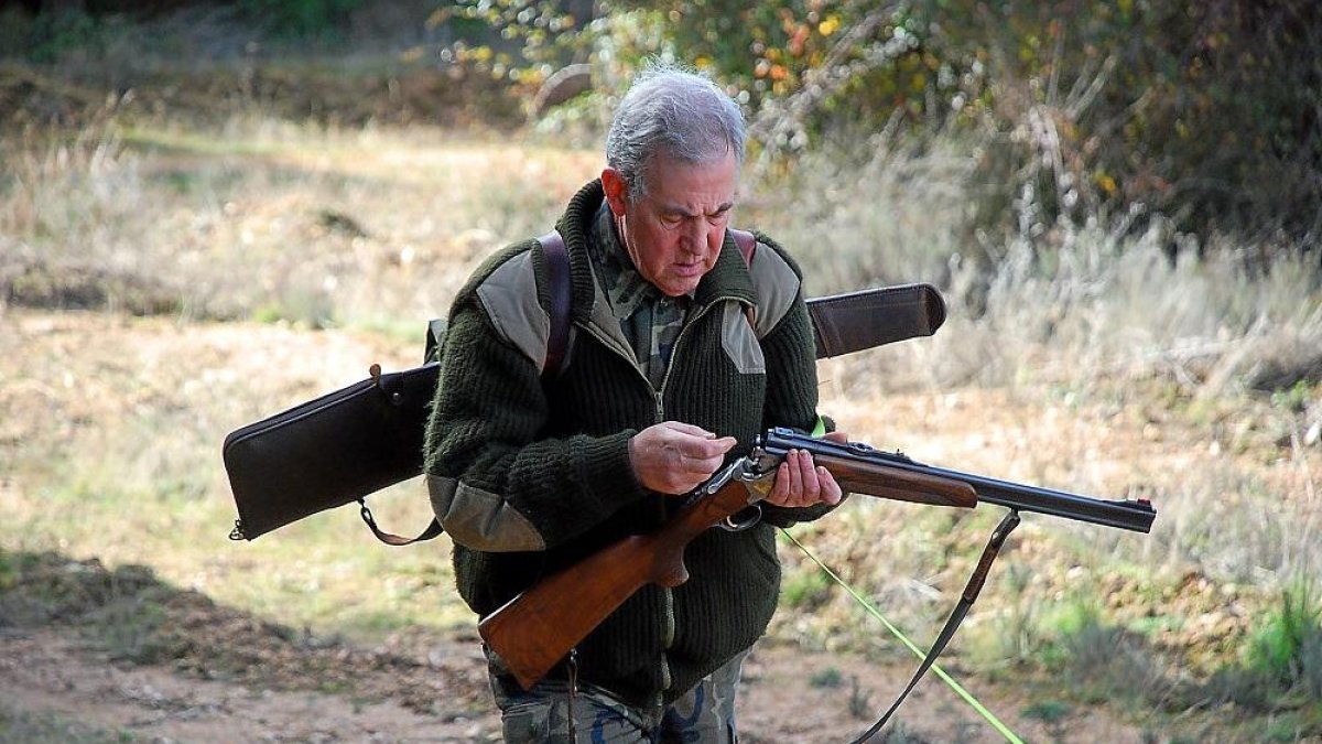 Un cazador zamorano acude a su puesto en la montería de la Dehesa de Soguino.-LEONARDO DE LA FUENTE