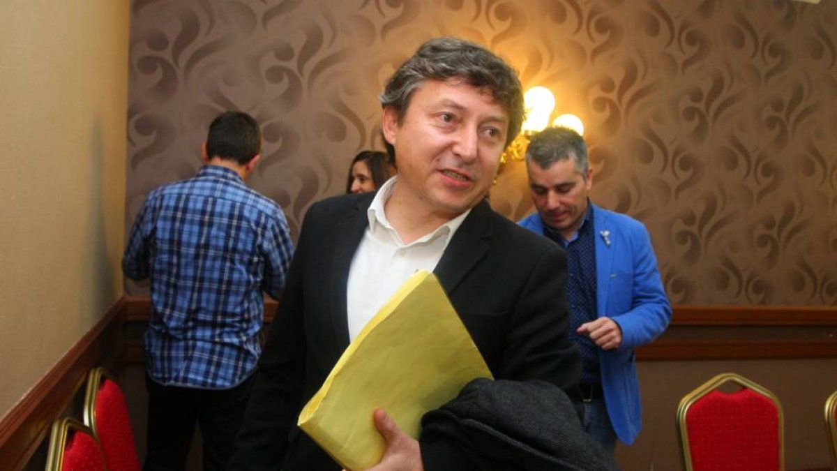 El alcalde de Ponferrada, Samuel Folgueral, a su llegada a la rueda de prensa para anunciar que no se presenta a las primarias del PSOE y su retirada de la vida política-Ical