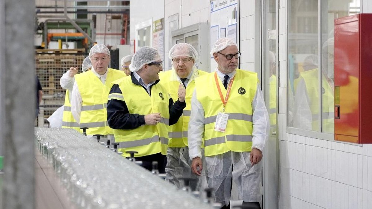 Un momento de la visita de Herrera ayer a las instalaciones.-ICAL