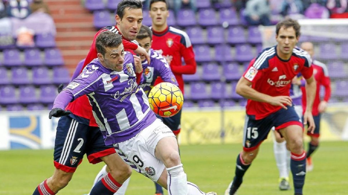 Rodri cae en el área ante el agarrón de Javier Flaño.-J. M. Lostau
