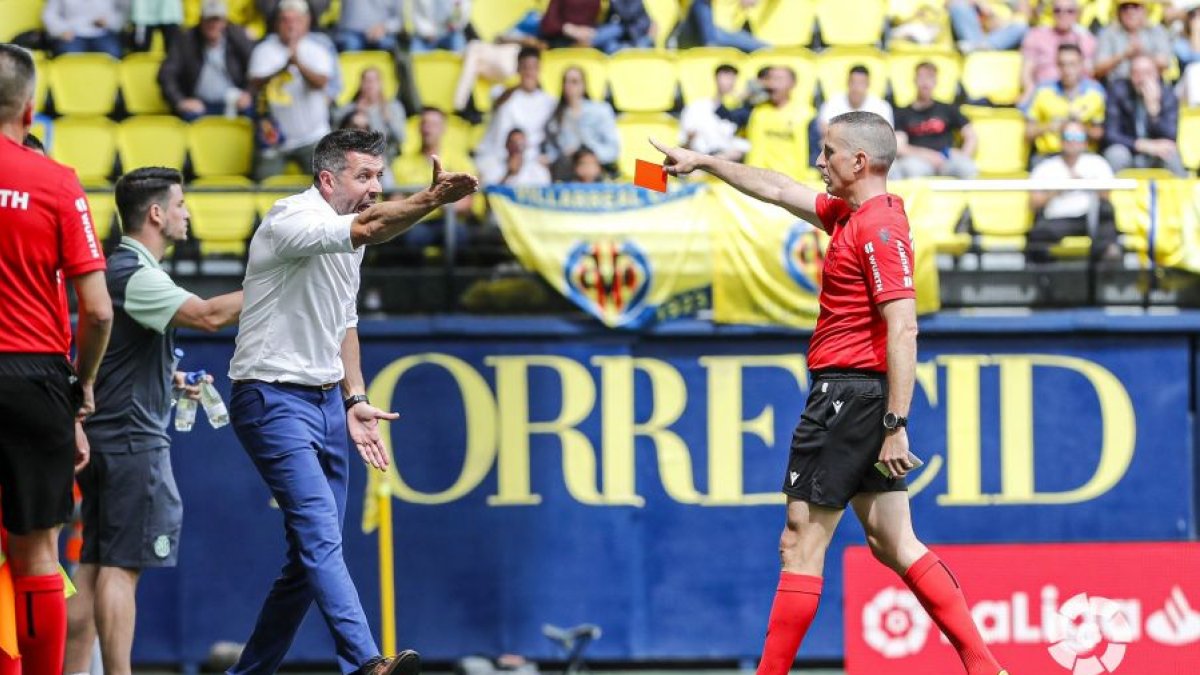 Pezzolano protesta con efusividad a Iglesias Villanueva. / LA LIGA