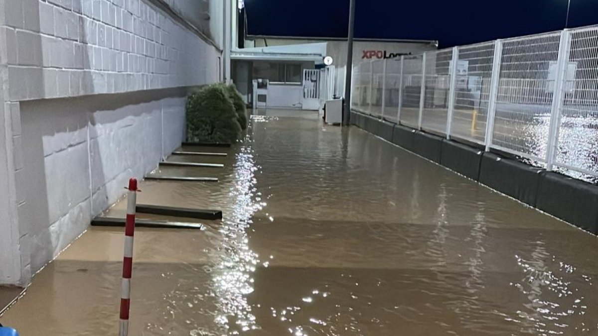 Inundación en la factoría de Faurecia en Valladolid. -E.M.