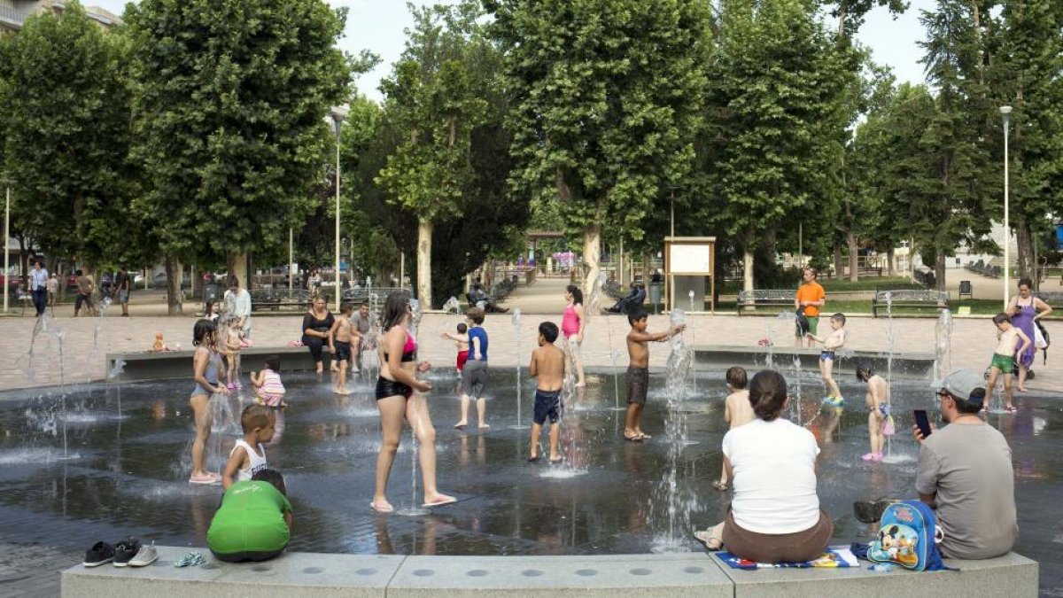 Vecinos salmantinos refrescándose durante la anterior ola de calor.-ICAL