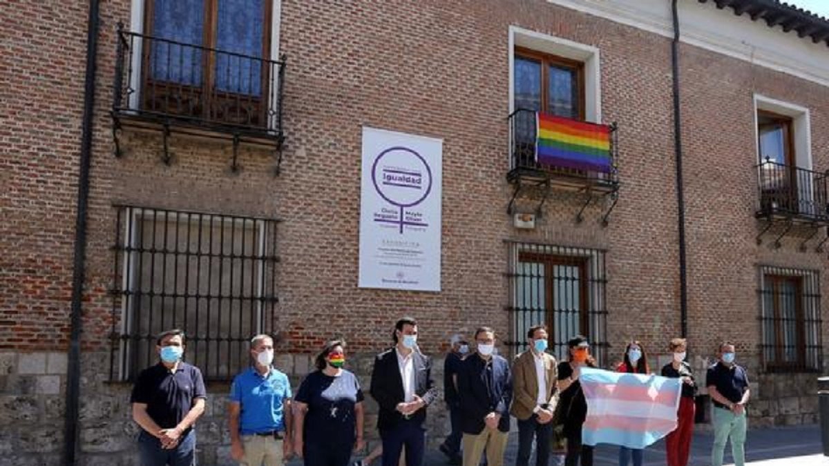 La bandera LGTBI luce en el balcón de la sede de la Diputación en Valladolid. ICAL
