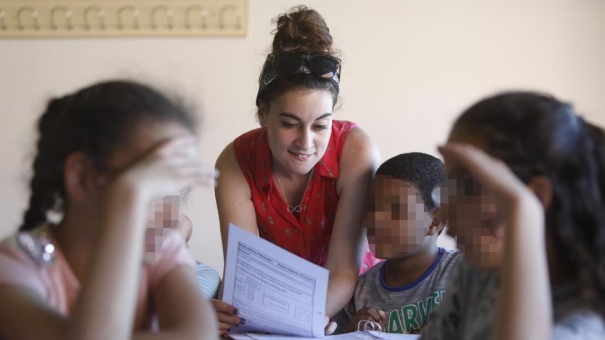 Sandra, de Cadena de Sonrisas, con varios niños en la facultad de Educación.-J.M.LOSTAU