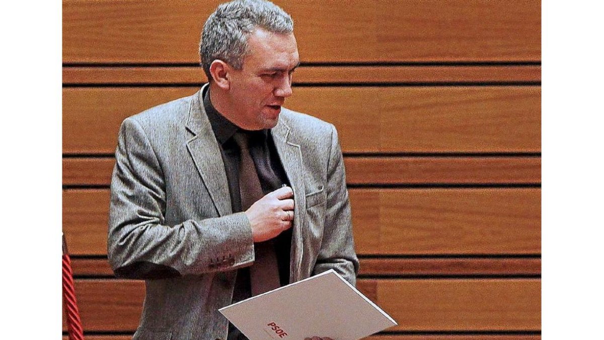 Izquierdo, secretario provincial de Valladolid, en el Pleno-J.M. Lostau