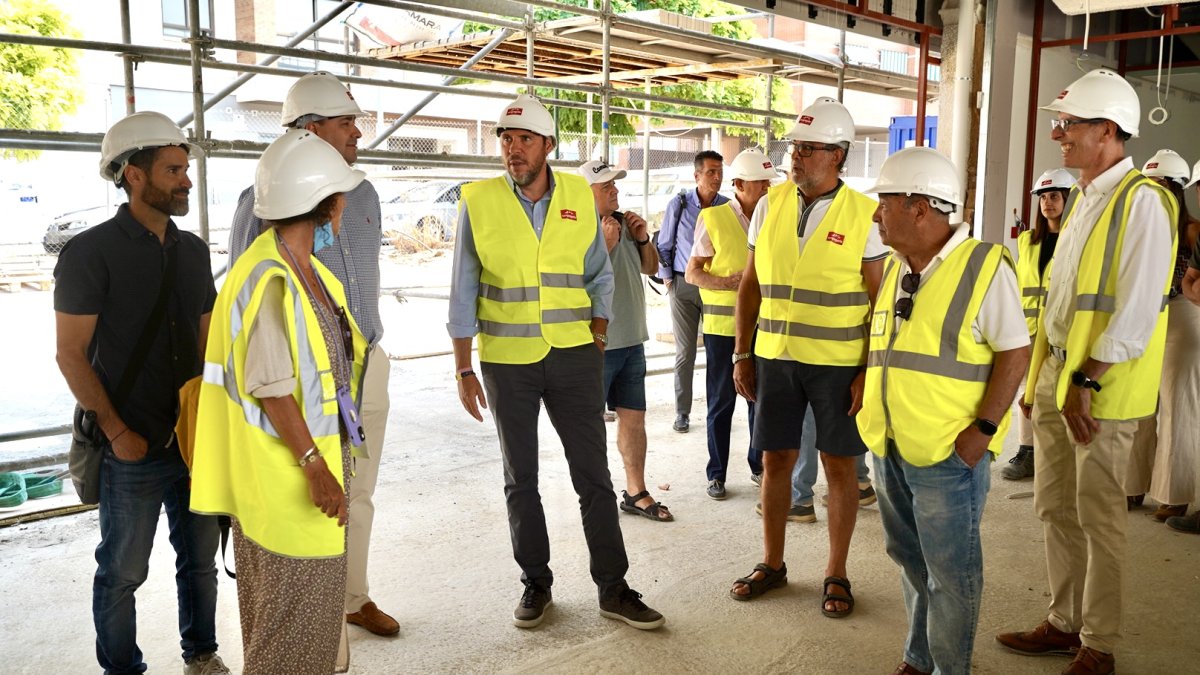 Las obras del centro de mayores de Parquesol, que albergará también la biblioteca, afrontan su recta final. El alcalde, Óscar Puente, quien ayer visitó el lugar, confirmó que la previsión es que los trabajos se entreguen en agosto y que abran al público en el último trimestre del año. - E. M.