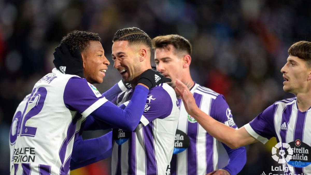 Sergio León celebra el 2-0 de Plata, con Luis Pérez y Toni. / LA LIGA