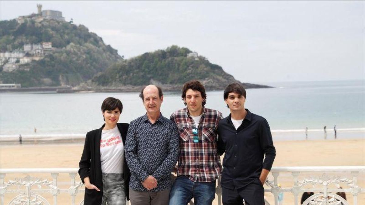 Loreto Mauleon, Mikel Laskurain, Jon Olivares y Eneko Sagardo, protagonistas de Patria, en un descanso del rodaje de la serie en San Sebastián.-JAVIER ETXEZARRETA (EFE)