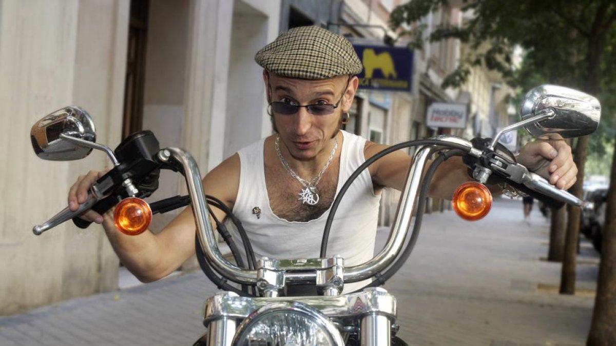 El cantante y compositor Fito Cabrales es un entusiasta de las motos y desde Pingüinos desde hace años.-EL MUNDO