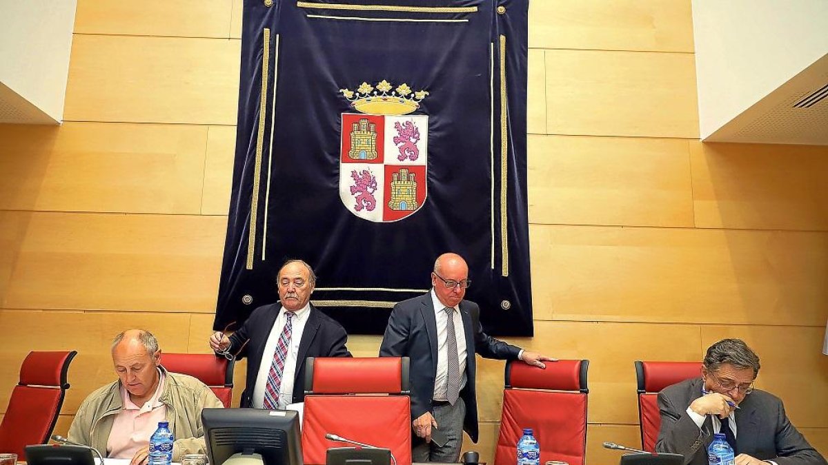 El presidente de la Comisión de Relaciones con el Procurador del Común, Manuel Otero, al inicio de la misma.-ICAL
