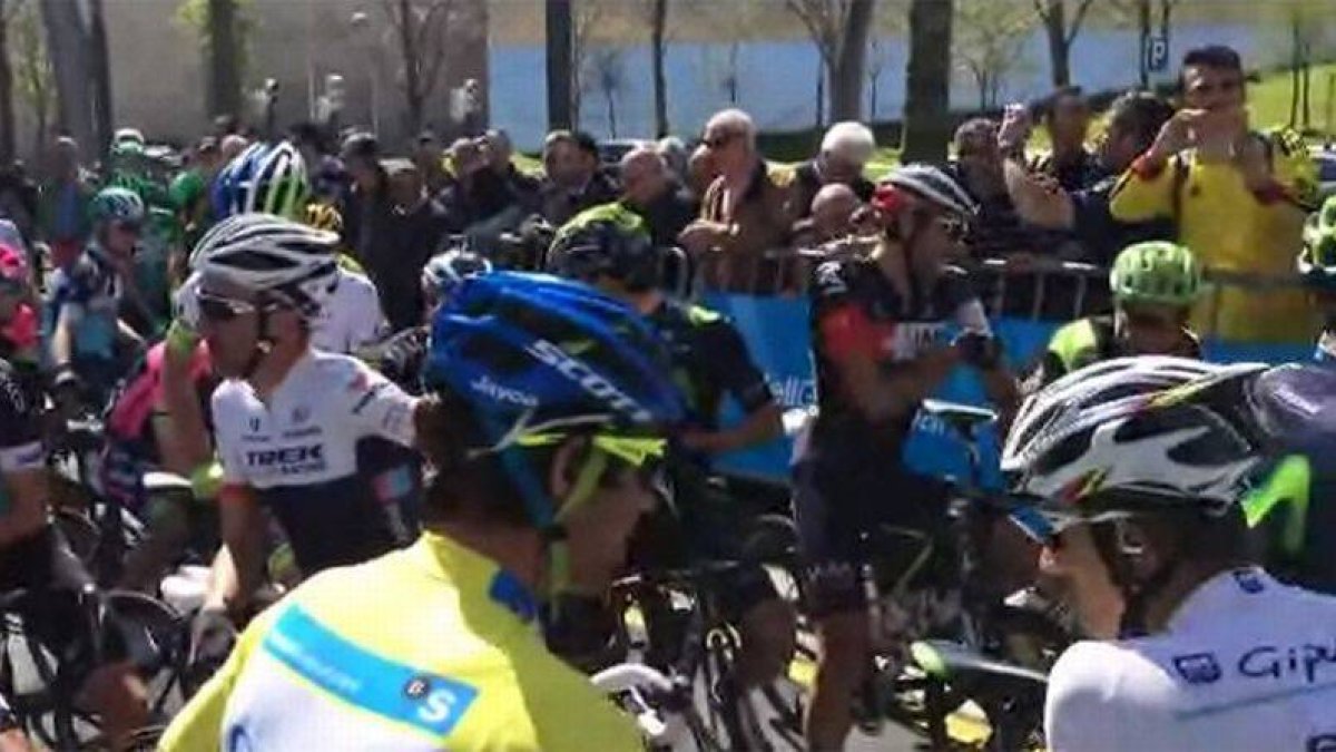 Protesta de los participantes en la Vuelta al País Vasco al inicio de la segunda etapa.-Foto: TWITTER