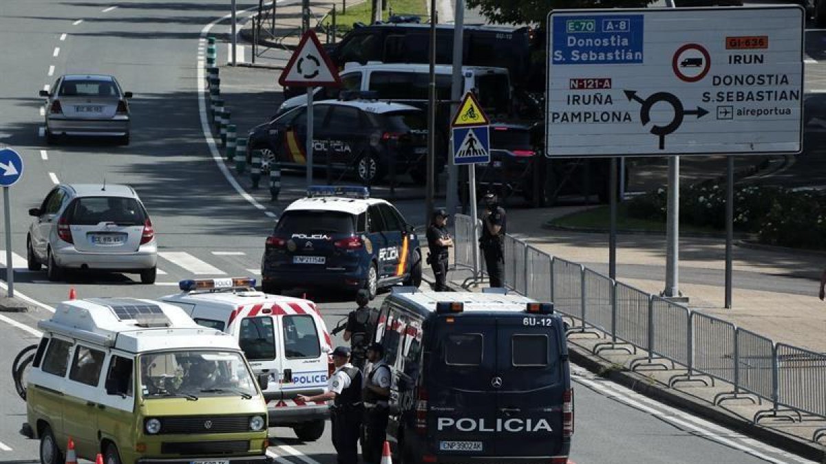 Policías franceses y españoles vigilan la frontera entre Irún y Hendaya 24 horas antes de la manifestación convocada para este sábado entre ambas localidades por las plataformas opositoras a la cumbre del G7.-EFE