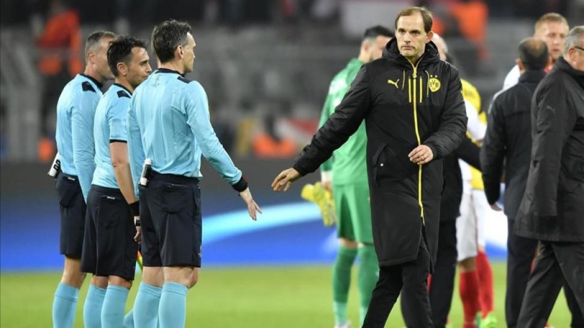 Thomas Tuchel, entrenador del Dortmund, abandona el campo tras la derrota contra el Mónaco.-AP / MARTIN MEISSNER