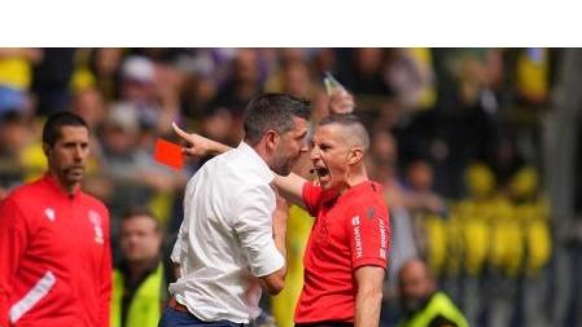 Pezzolano recibe los gritos del árbitro en Villarreal.