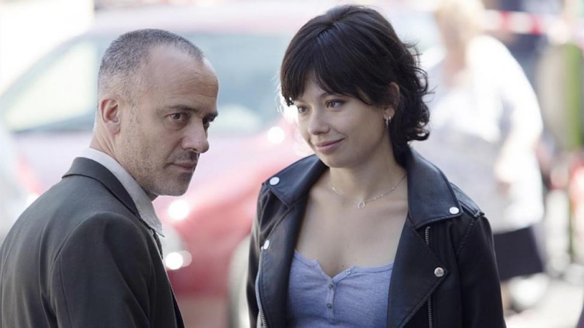 Javier Gutiérrez y Anna Castillo, en el rodaje de la serie de TVE-1 Estoy vivo.-EL PERIÓDICO