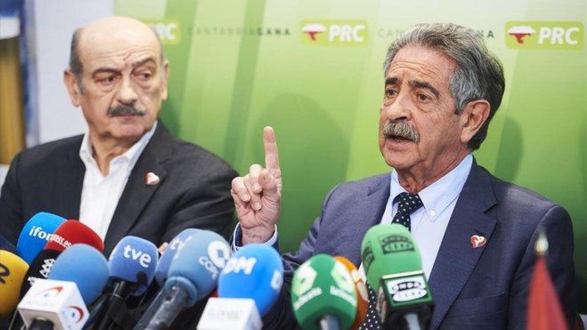 El diputado del PRC en el Congreso, José María Mazón, y el presidente cántabro, Miguel Ángel Revilla, el pasado 7 de enero.-EUROPA PRESS