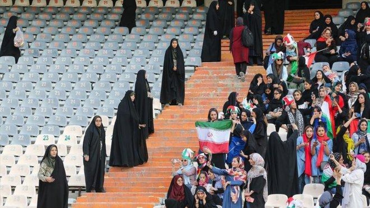 Las gradas del estadio de Teherán, durante el Irán-Camboya para el mundial de Qatar.-ATTA KENARE AFP