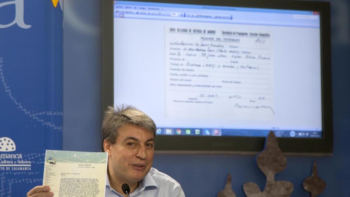 Policarpo Sánchez muestra uno de los documentos pertenecientes al Archivo de Salamanca.-ICAL