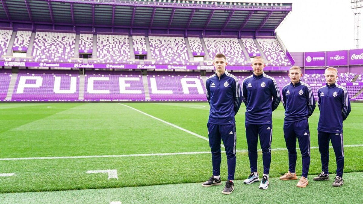 Los cuatro jóvenes a pie de campo en Zorrilla. / RV / I. SOLA