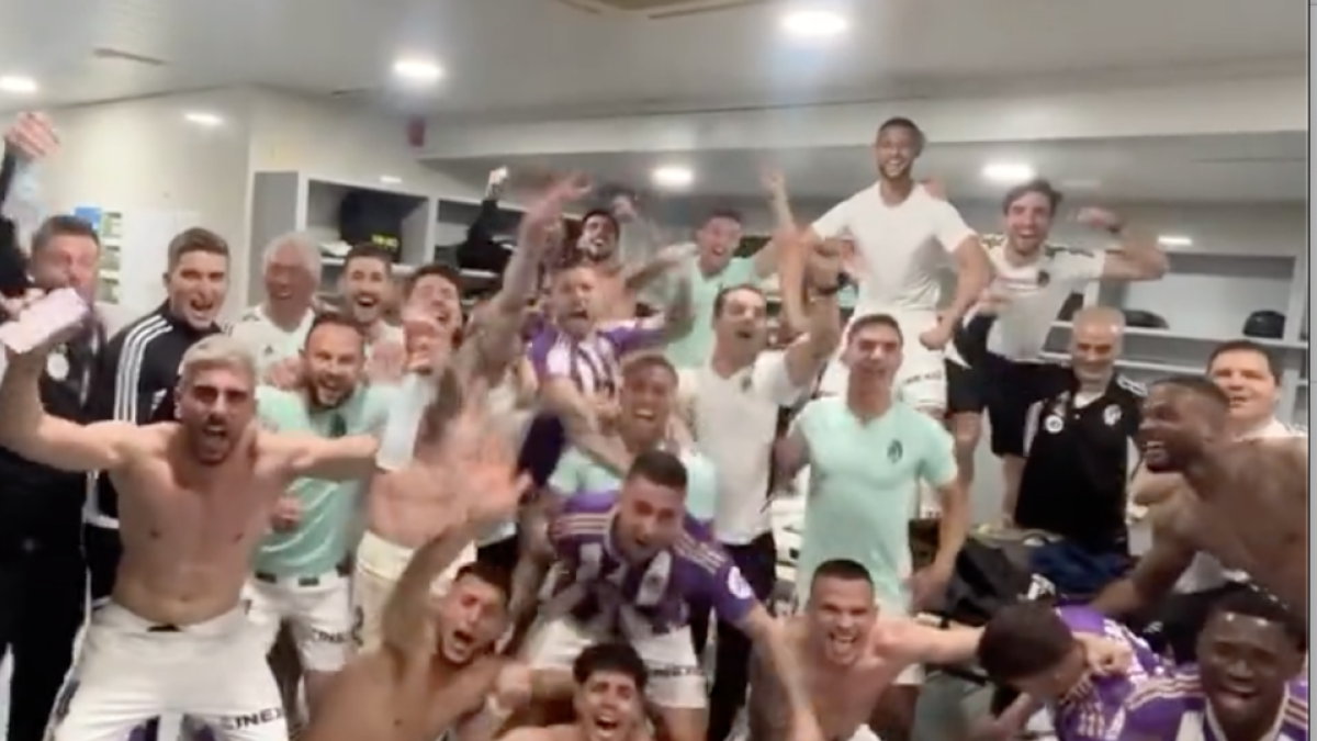 Celebración del triunfo en el vestuario de La Cerámica. / RV