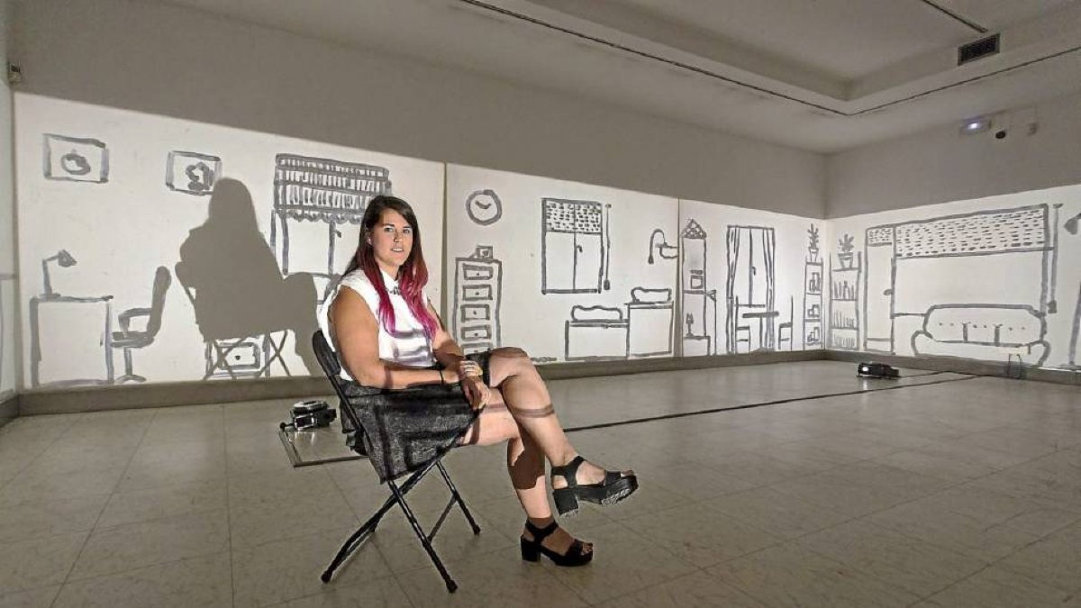 Judith Álvarez junto a su instalación 'Home' que presenta en la sala de exposiciones del Calderón.-Miguel Ángel Santos