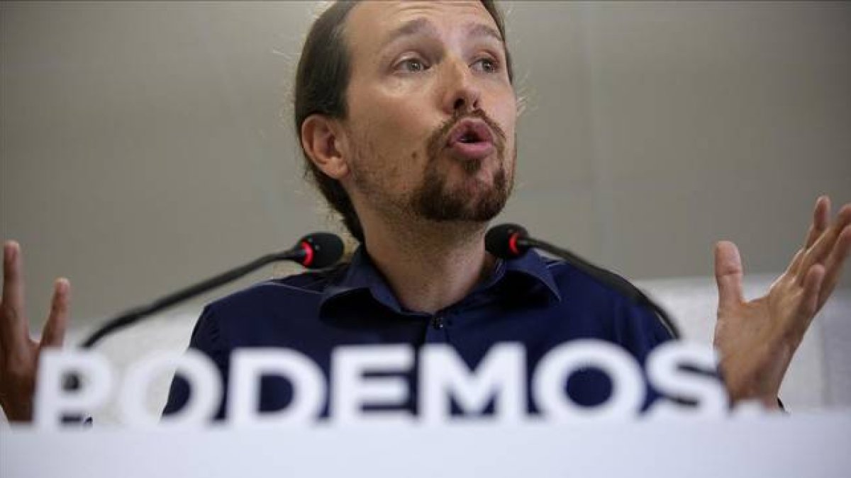 El líder de Podemos, Pablo Iglesias, en la rueda de prensa que ha ofrecido este lunes en la sede de su partido.-Foto: JOSÉ LUIS ROCA