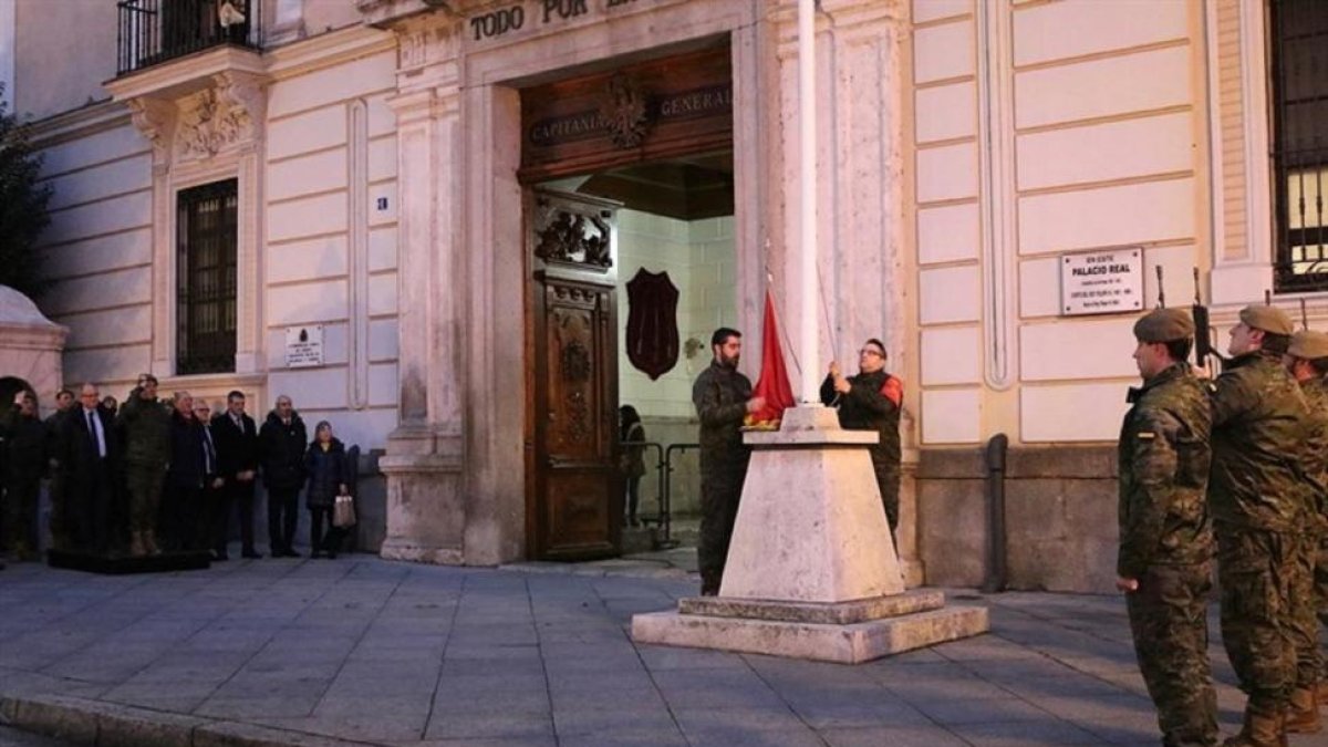 Los presentes observan en izado de bandera.-EUROPA PRESS