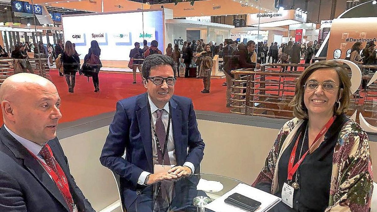Reunión entre el presidente y consejero delegado de Paradores de España y la presidenta de la Diputación de Palencia.-ICAL