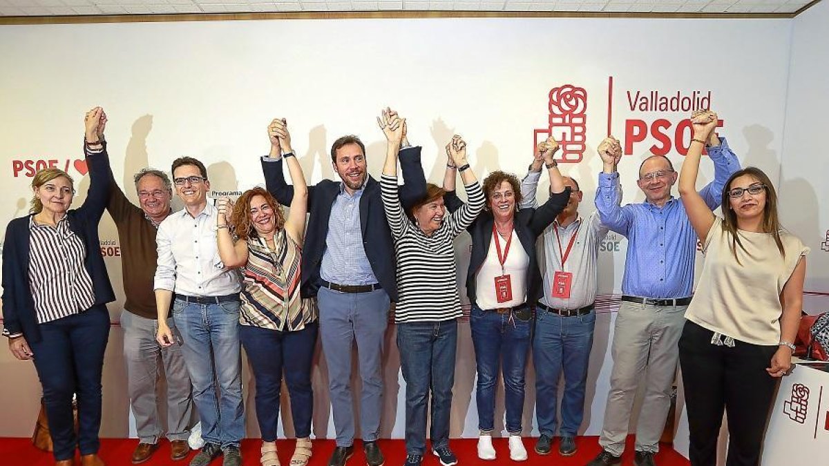 Puente y los miembros de su candidatura celebran la victoria en la sede del Parrtido Socialista.-J. M. LOSTAU
