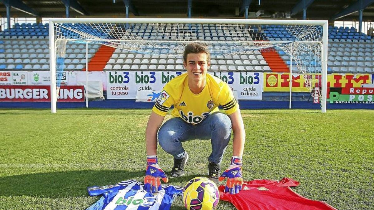 Kepa Arrizabalaga posa en marzo con las camisetas de la Ponferradina y de la selección española sub21.-L. De la Mata.