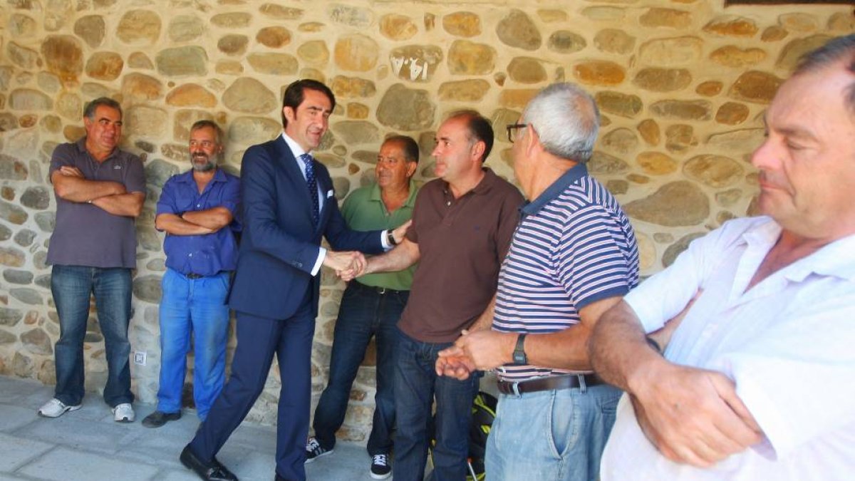 El subdelegado del Gobierno en León, Juan Carlos Suárez-Quiñones, durante la jornada de informativa de esta mañana en Carracedelo (León)-Ical