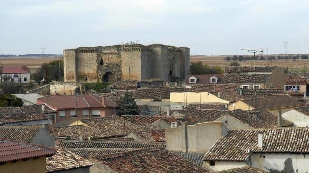 Imagen de Villalba de los Alcores, con el castillo al fondo.-DIP. VA.