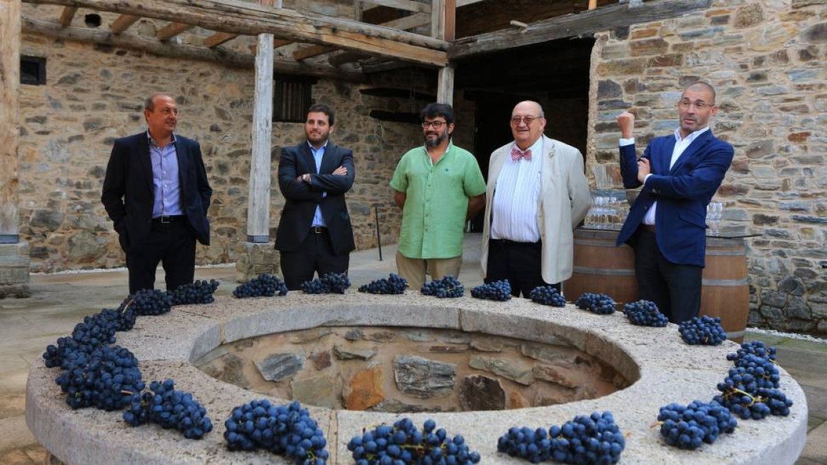 El presidente de bodegas Pittacum, Jose María Fonseca (2D), junto al director general de Tierras Gauda Pittacum, Enrique Costa (D), y el director técnico de la bodega, Alfredo Marqués (C).-ICAL