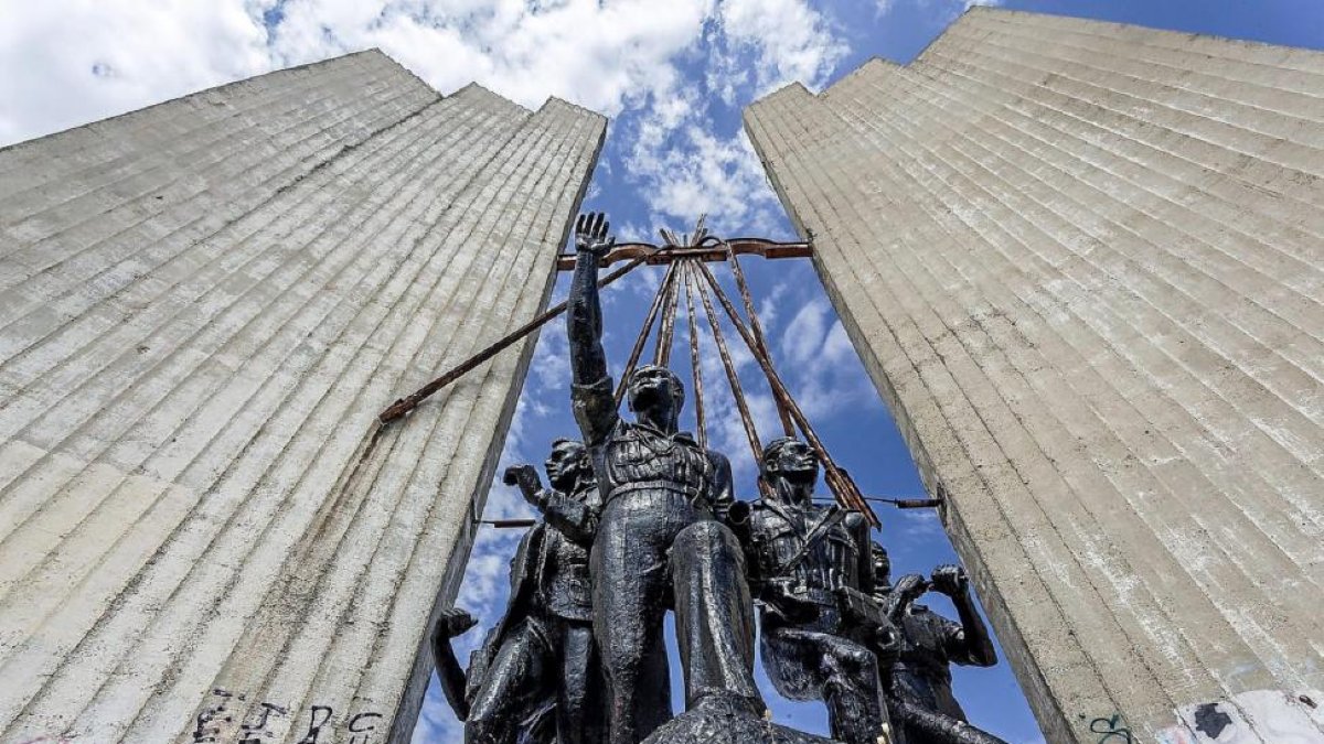 Grupo escultórico dedicado a la memoria de Onésimo Redondo en el cerro de San Cristóbal.-Pablo Requejo
