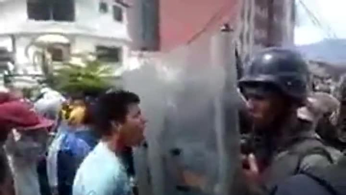 Un joven reta a la policía chavista: